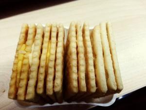 Máquina para hacer sándwiches de galleta triples con carril doble