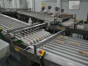 Sistema de carga con bandejas automático